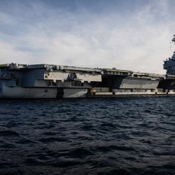 El portaaviones francés Charles-de-Gaulle navega por el mar Mediterráneo frente a la costa de Toulon después de partir para una misión de varios meses que lo llevará al mar Rojo, luego al océano Índico y al Pacífico. | Foto:CLEMENT MAHOUDEAU / AFP