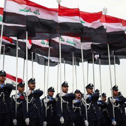 Los cadetes de la policía iraquí participan en un ensayo de la ceremonia de graduación de cadetes de policía en la Escuela Nacional de Policía de Irak, en Bagdad. | Foto:HENRY NICHOLLS / POOL / AFP