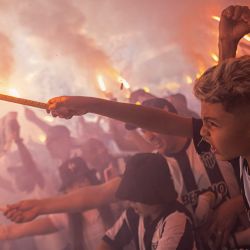 Los hinchas del Atlético Mineiro usan bengalas para despedir a su equipo, que viaja a Buenos Aires para la final de la Copa Libertadores contra el Botafogo, en Confins, cerca de Belo Horizonte, Brasil. | Foto:Douglas Magno / AFP