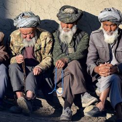Los residentes afganos se sientan frente a sus casas en el distrito de Fayzabad, en la provincia de Badakhshan. | Foto:OMER ABRAR / AFP