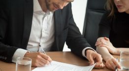 Firma de contratos