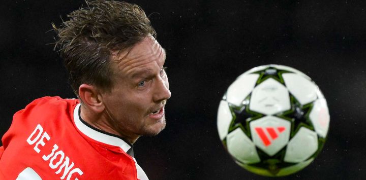 El delantero holandés del PSV Eindhoven, Luuk De Jong, mira la pelota durante el partido de fútbol de la fase de liga de la UEFA Champions League, entre el PSV Eindhoven y el Shakhtar Donetsk en el Philips Stadion en Eindhoven.