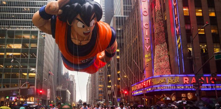 El globo de Goku, de Dragon Ball, flota durante el desfile anual del Día de Acción de Gracias de Macy's en la ciudad de Nueva York.