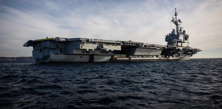 El portaaviones francés Charles-de-Gaulle navega por el mar Mediterráneo frente a la costa de Toulon después de partir para una misión de varios meses que lo llevará al mar Rojo, luego al océano Índico y al Pacífico.