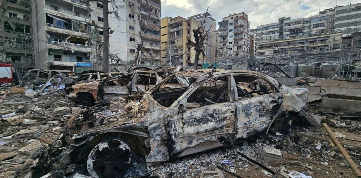 La imagen muestra la destrucción y los escombros en el suburbio de Haret Hreik, en el sur de Beirut, que fue blanco de ataques israelíes horas antes de que entrara en vigor un alto el fuego entre Hezbolá e Israel.