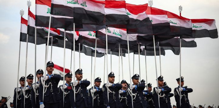 Los cadetes de la policía iraquí participan en un ensayo de la ceremonia de graduación de cadetes de policía en la Escuela Nacional de Policía de Irak, en Bagdad.