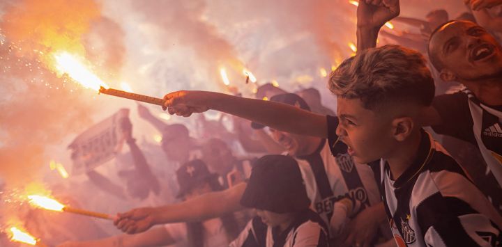 Los hinchas del Atlético Mineiro usan bengalas para despedir a su equipo, que viaja a Buenos Aires para la final de la Copa Libertadores contra el Botafogo, en Confins, cerca de Belo Horizonte, Brasil.