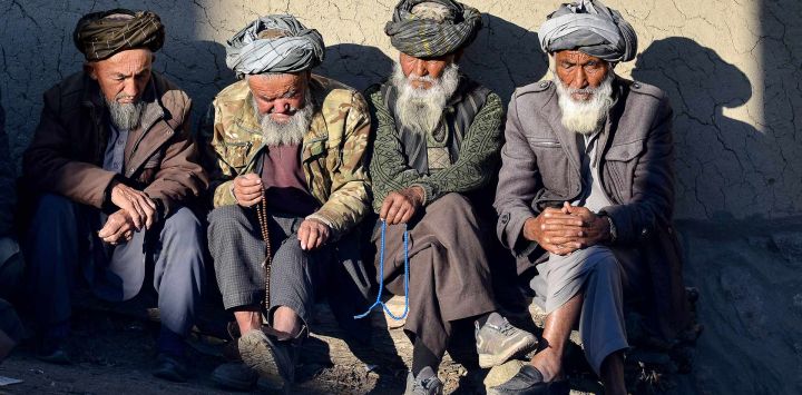 Los residentes afganos se sientan frente a sus casas en el distrito de Fayzabad, en la provincia de Badakhshan.