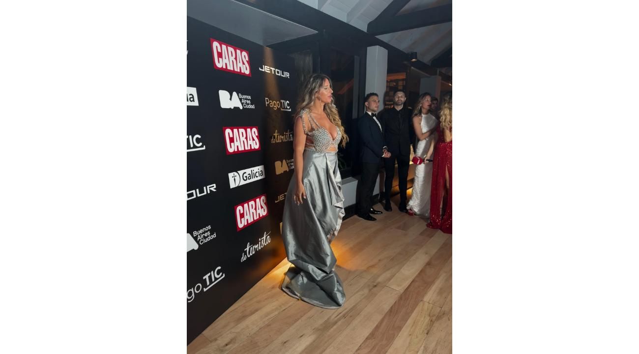 Cece Piumé by Carla Vitale: Una Presencia Distinguida en la Gala de Aniversario de CARAS