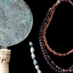 Entre los hallazgos más importantes, se destacan una serie de joyas y artefactos funerarios de uso personal y ceremonial.