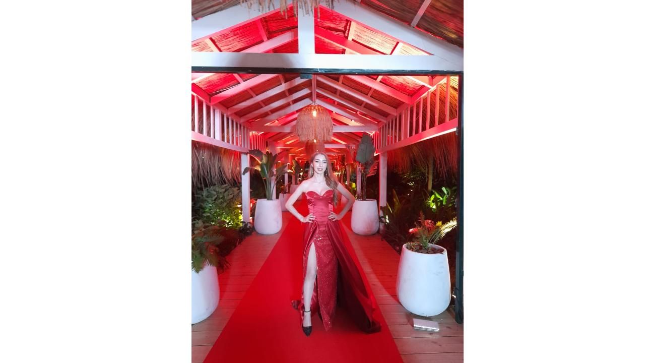 Johanna Pass: La Elegancia Hecha Diseño en la Gala de Caras 23 años