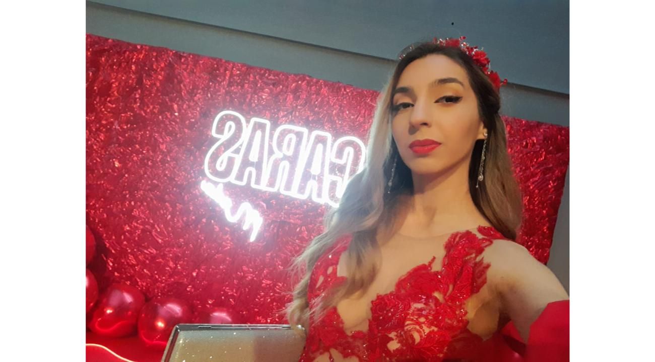 Johanna Pass: La Elegancia Hecha Diseño en la Gala de Caras 23 años