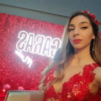 Johanna Pass: La Elegancia Hecha Diseño en la Gala de Caras 23 años