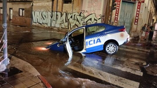 Córdoba: un socavón "tragó" a un móvil policial en Alberdi durante la tormenta