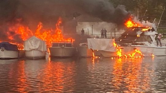 Los impactantes videos del incendio en el puerto de Gualeguaychú que devoró cuatro barcos y dejó seis heridos