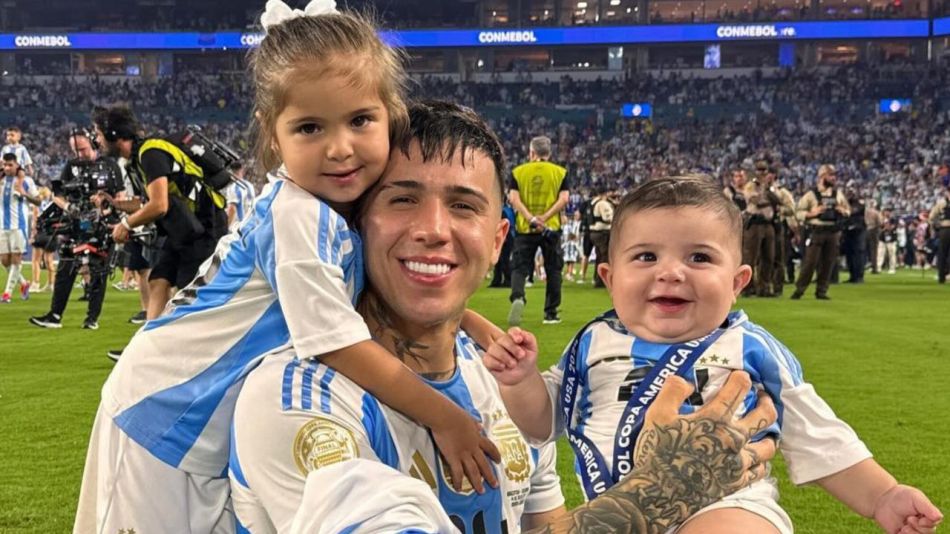 Enzo Fernández y sus hijos: Olivia y Benjamín. 