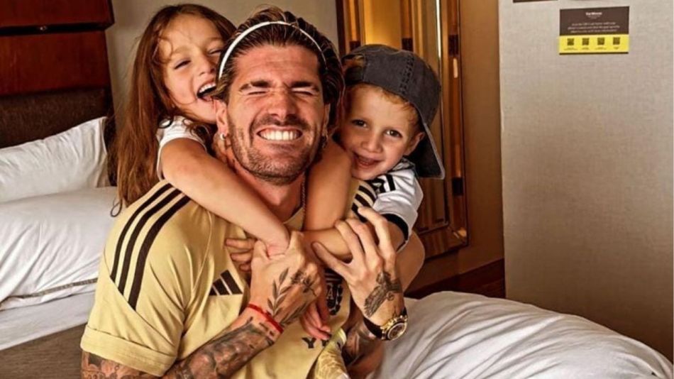 La tierna foto de Rodrigo De Paul con sus hijos que revela su gran parecido