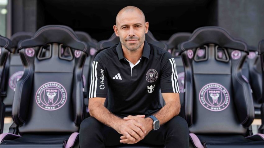 Mache en el banco de suplentes del Chase Stadium, su nueva oficina.