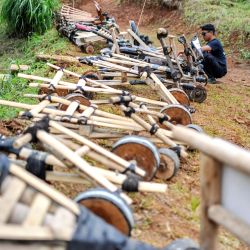 Carros tradicionales de madera, conocidos localmente como kadaplak, son vistos previo a una carrera en Cisurupan, en Bandung, provincia de Java Occidental, Indonesia. | Foto:Xinhua/Septianjar Muharam