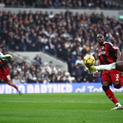 El delantero senegalés del Tottenham, Pape Matar Sarr controla la pelota durante el partido de fútbol de la Premier League inglesa entre el Tottenham Hotspur y el Fulham en el Tottenham Hotspur Stadium en Londres. | Foto:HENRY NICHOLLS / AFP