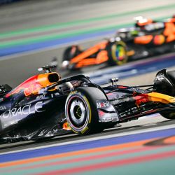 El piloto holandés de Red Bull Racing, Max Verstappen, conduce durante el Gran Premio de Fórmula Uno de Qatar en el Circuito Internacional de Lusail en Lusail, al norte de Doha. | Foto:Giuseppe Cacace / AFP