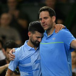 El serbio Novak Djokovic saluda al argentino Martín del Potro al final del partido de tenis de exhibición de despedida de Del Potro en el Arena Parque Roca de Buenos Aires. | Foto:LUIS ROBAYO / AFP