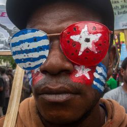 Estudiantes papúes se manifiestan en Yogyakarta para exigir el derecho a la independencia de Papúa Occidental, Indonesia. | Foto:DEVI RAHMAN / AFP