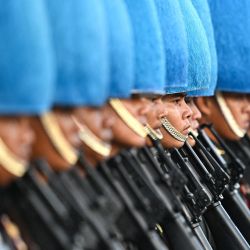 Guardias reales tailandeses participan en un ensayo para el desfile de la bandera y la ceremonia de juramento para conmemorar las celebraciones del 72 cumpleaños del rey de Tailandia, Maha Vajiralongkorn, en el Palacio Dusit en Bangkok. | Foto:MANAN VATSYAYANA / AFP