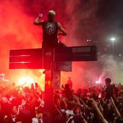 Los aficionados de Botafogo, ganadores de la Copa Libertadores de futbol, celebran con sus jugadores en la playa en Brasil. | Foto:TERCIO TEIXEIRA / AFP