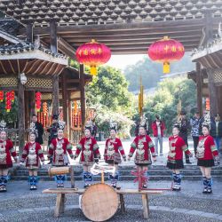  Personas del grupo étnico dong cantan mientras celebran el festival Dongnian, en la aldea dong de Zhaoxing del distrito de Liping, en la provincia de Guizhou, en el suroeste de China. El festival Dongnian, un festival tradicional para la cosecha y la recolección, fue inscrito como uno de los patrimonios culturales inmateriales nacionales de China en 2011. | Foto:Xinhua/Tao Liang