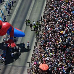 Un globo de Spiderman flota por la Avenida Alameda como parte de las celebraciones navideñas en Santiago, Chile. | Foto:RODRIGO ARANGUA / AFP