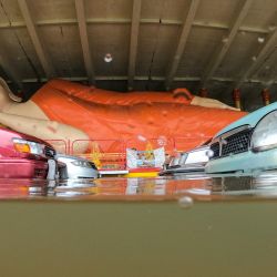Una estatua de Buda reclinado se ve rodeada por las aguas de la inundación en Wat Phothivihan (templo del Buda durmiente) después de las fuertes lluvias en Tumpat, en el estado de Kelantan, Malasia. | Foto:Mohd Rasfan / AFP