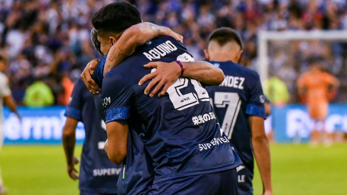 Vélez le ganó a Sarmiento en Liniers y se acerca al título de la Liga ...