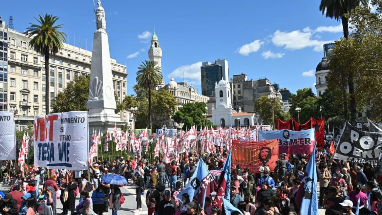 El sindicalismo combativo convoca a una marcha federal contra el ajuste en  Plaza de Mayo | Perfil