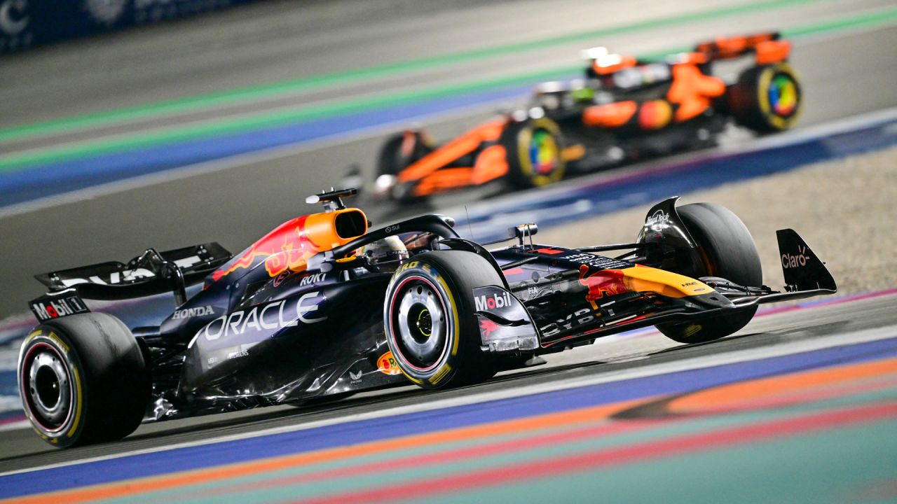 El piloto holandés de Red Bull Racing, Max Verstappen, conduce durante el Gran Premio de Fórmula Uno de Qatar en el Circuito Internacional de Lusail en Lusail, al norte de Doha. | Foto:Giuseppe Cacace / AFP