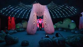 Los visitantes interactúan con una pantalla de luz e inteligencia artificial inmersiva en la exposición "Modern Guru and the Path to Artificial Happiness" del estudio de arte australiano Eness en el centro comercial Icon Siam en Bangkok, Tailandia.