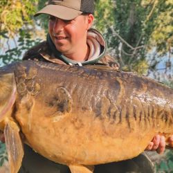 El salmantino Juan Curto, con la carpa de casi 20 kilos que pescó la semana pasada. 