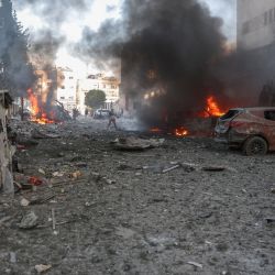 La gente intenta extinguir los incendios tras un ataque aéreo que tuvo como objetivo la ciudad de Idlib, en el norte de Siria, controlada por los rebeldes. | Foto:OMAR HAJ KADOUR / AFP