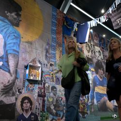 Mujeres recorren la exposición "Diego Eterno", un recorrido inmersivo por la vida del astro del fútbol argentino Diego Maradona, en La Rural de Buenos Aires. | Foto:JUAN MABROMATA / AFP