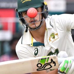 Sam Konstas, del primer ministro australiano, realiza un tiro durante el partido de cricket de gira entre el primer ministro y la India en Manuka Oval en Canberra. | Foto:Saeed Khan / AFP