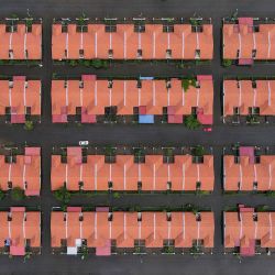 Una vista aérea muestra casas rodeadas por las aguas de las inundaciones después de las fuertes lluvias en Pasir Mas, estado de Kelantan, Malasia. | Foto:Mohd Rasfan / AFP