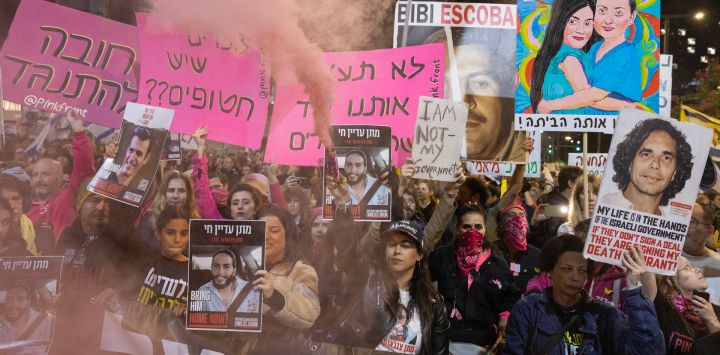 Manifestantes levantan carteles durante una protesta antigubernamental en la que exigen la liberación de los israelíes tomados como rehenes por militantes palestinos en Gaza desde los ataques de octubre de 2023, en Tel Aviv, en medio de la guerra en curso entre Israel y el grupo militante palestino Hamás.