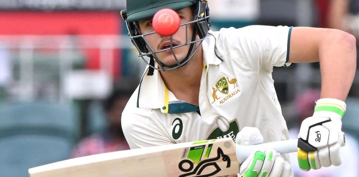 Sam Konstas, del primer ministro australiano, realiza un tiro durante el partido de cricket de gira entre el primer ministro y la India en Manuka Oval en Canberra.