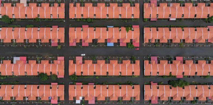 Una vista aérea muestra casas rodeadas por las aguas de las inundaciones después de las fuertes lluvias en Pasir Mas, estado de Kelantan, Malasia.