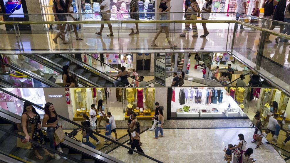 Holiday Shoppers Ahead of Brazil's Quarterly Inflation Report