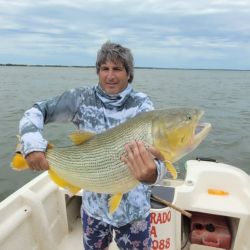 Los pescadores se encontraron con un río que levantaba un poco su altura, eso hizo que arriben los cardúmenes de peces que estaban aguas abajo. 