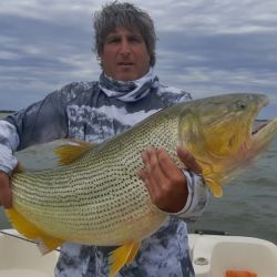 Los pescadores se encontraron con un río que levantaba un poco su altura, eso hizo que arriben los cardúmenes de peces que estaban aguas abajo. 