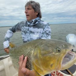 Los pescadores se encontraron con un río que levantaba un poco su altura, eso hizo que arriben los cardúmenes de peces que estaban aguas abajo. 