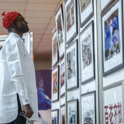 Imagen de un visitante observando fotografías durante una exposición fotográfica llevada a cabo por la Agencia de Noticias Xinhua en el Centro Cultural de China, en Abuya, Nigeria. | Foto:Xinhua/Wang Guansen