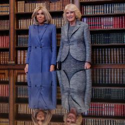 La esposa del presidente francés, Brigitte Macron y la reina británica, Camilla, reaccionan mientras asisten a la ceremonia de entrega del premio "Entente Litteraire" en la residencia del embajador francés, en Londres. | Foto:BENJAMIN CREMEL / POOL / AFP
